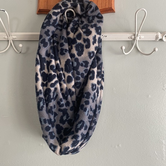 Infinity leopard scarf - Picture 3 of 3